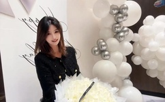 美女脱裤衩扒开尿口给男子摸